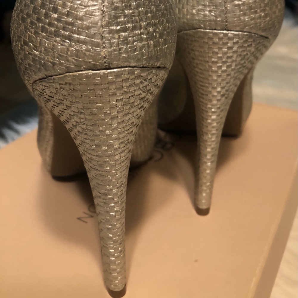 Lightly Worn! - Bcbgeneration Silver Classic Pump… - image 5